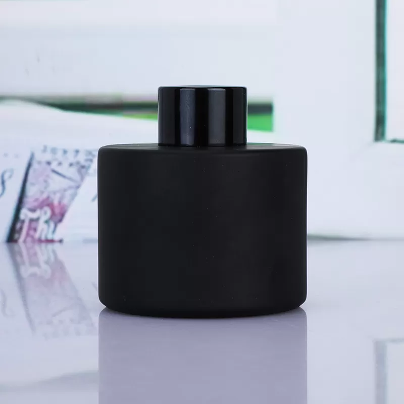 China 100ml White&Black Round Diffuser Glass Bottle Factory & Wholesaler | Glint Featured Image